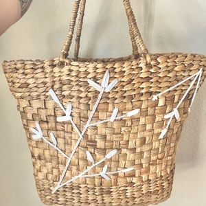 Woven tote with stitched design